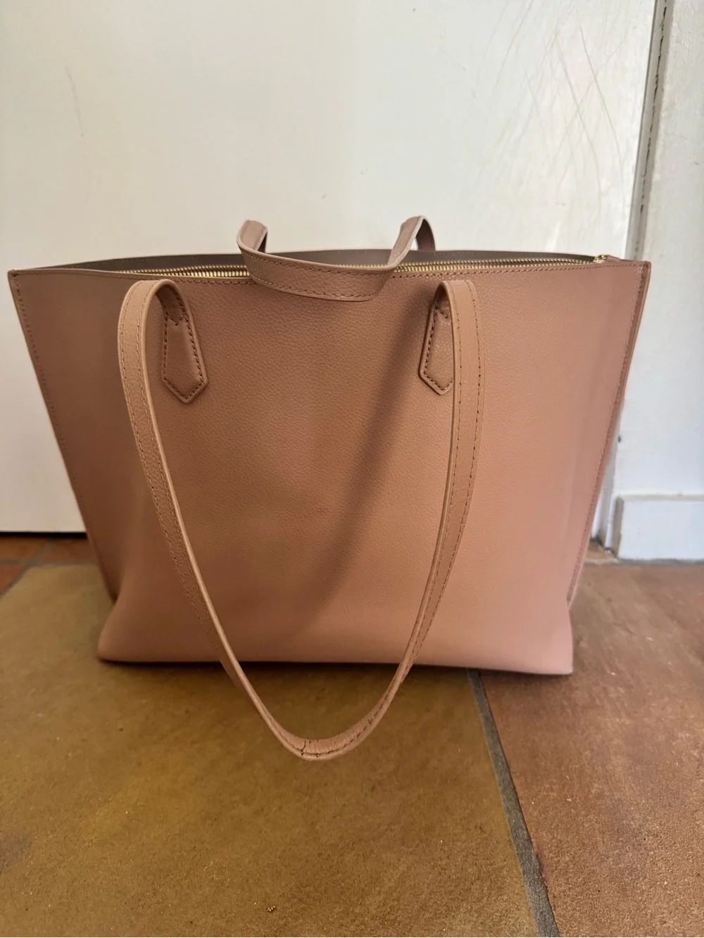 QUINCE ITALIAN LEATHER TRIPLE COMPARTMENT SHOPPER TOTE.used once